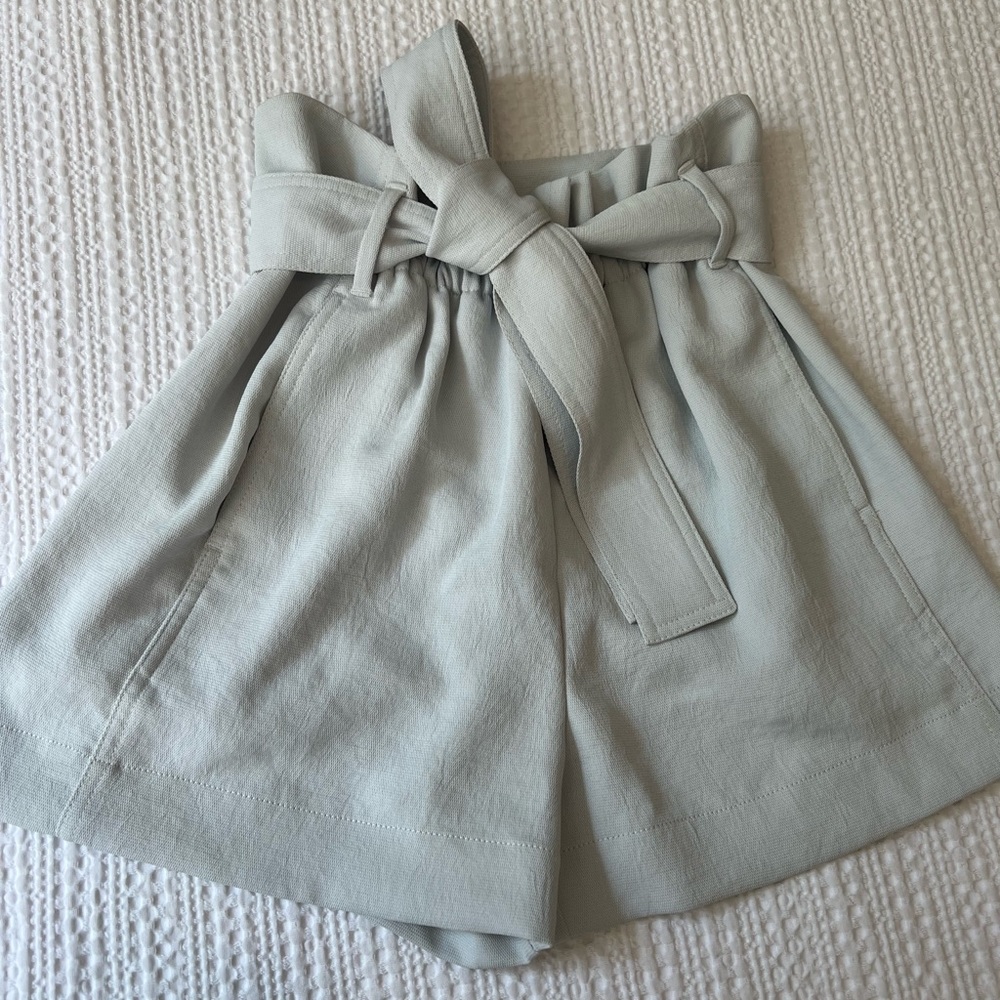 Women’s Aritzia Wilfred Paperbag Short in Pearl Gray Size 2